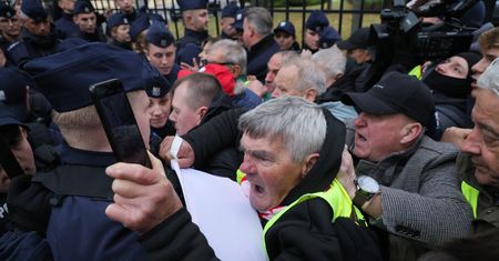 Gorąco przed siedzibą TK. "Precz z komuną"