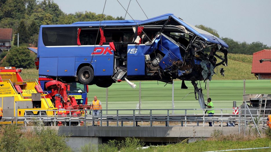 Tragiczny wypadek polskiego autokaru w Chorwacji
Breznicki Hum, 060822.
Police investigation of a traffic accident on the A4 Zagreb - Gorican highway in which a Polish bus landed, killing 12 passengers.
In the photo: the action of extracting the bus with a crane is in progress.
Photo: Davor Pongracic / CROPIX//HMCROPIX_CHOIX.7146/2208081609
CROPIX/SIPA