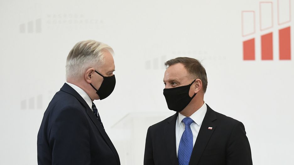 Andrzej Duda, Jaros�aw GowinWarszawa, 05.05.2021. Prezydent Andrzej Duda (P) oraz wicepremier, minister rozwoju, pracy i technologii Jaros�aw Gowin (L) podczas gali XVIII edycji Nagrody Gospodarczej Prezydenta RP, 5 bm. w Pa�acu Prezydenckim w Warszawie. (jm) PAP/Marcin ObaraMarcin ObaraAndrzej Duda, covid, covid-19, edycja, epidemia, epidemie i zarazy, gospodarka, Jaros�aw Gowin, koronawirus w Polsce, maseczka ochronna, maska, Nagroda Gospodarcza, Pa�ac Prezydencki, pandemia, polityk, polityka, Prezydent RP, SARS-CoV-2, stan epidemii, BINARY<(21) bytes>, wirus