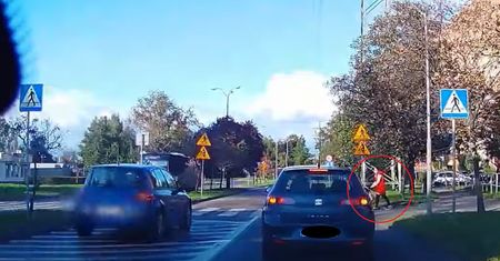 O krok od tragedii na Śląsku. Omal nie przejechał kobiety z wózkiem na pasach