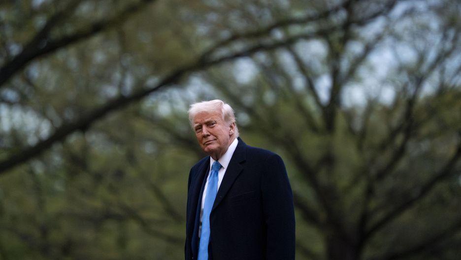 US President Donald Trump crosses the South Lawn after exiting Marine One at White House in Washington, DC, USA, on 06 April 2025. Trump is returning from Florida. EPA/BONNIE CASH / POOL Dostawca: PAP/EPA.