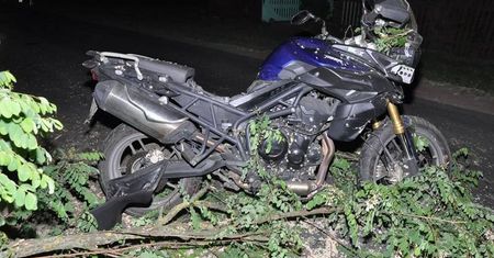 Wypadek w Fiukówce. Motocyklista rozbił się na drzewie. Zginął na miejscu