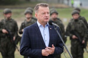 Warszawa, 12.10.2023. Minister obrony narodowej Mariusz Błaszczak (C) podczas spotkania z żołnierzami dobrowolnej zasadniczej służby wojskowej na terenie 1. Warszawskiej Brygady Pancernej w Warszawie-Wesołej, 12 bm. (ad) PAP/Paweł Supernak