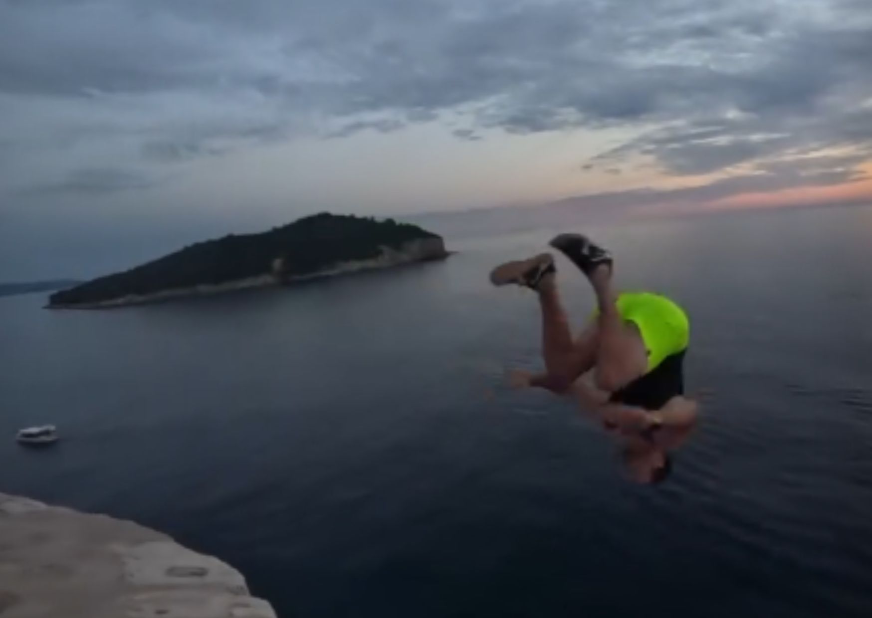 Wskakując do morza wykonał salto 