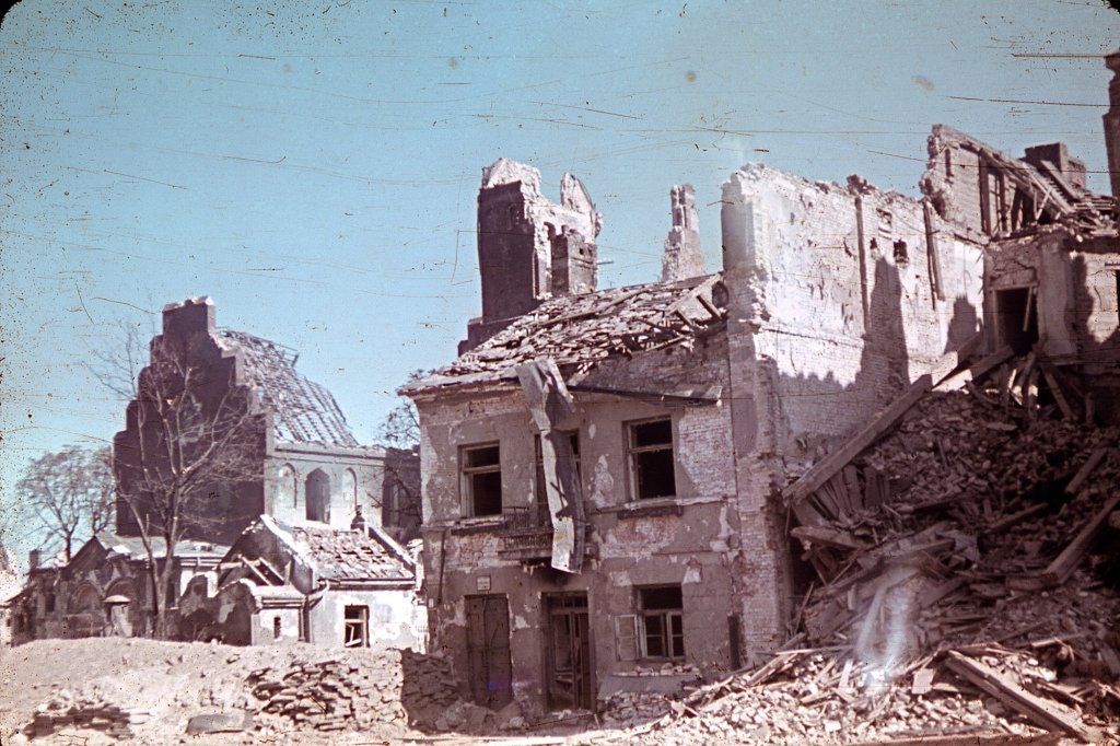 Zdjęcia znalazły się w wydawnictwie Muzeum Warszawy pod tytułem "Fotografie ruin. Ruiny fotografii 1944-2014" autorstwa Magdaleny Wróblewskiej. Zdjęcie ze zrekonstuowanymi kolorami.