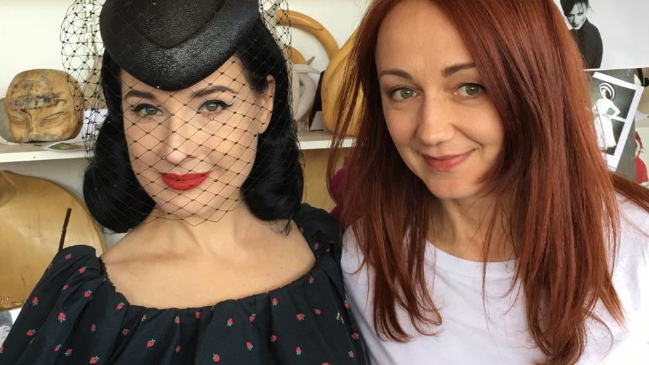 Monika Cieśielkiewicz z Ditą von Teese w pracowni Philipa Treacy'ego