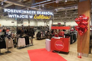 Kilkaset osób w kolejce i polowanie na wieszaki. Tłumy na otwarciu TK Maxx w Felicity | ZDJĘCIA