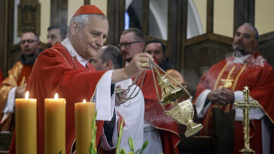 epaselect epa10717718 Cardinal Matteo Zuppi, Pope's envoy for the Ukrainian settlement, celebrates a Holy Mass during the feast of the Apostles Peter and Paul in the Cathedral of the Immaculate Conception of the Blessed Virgin Mary in Moscow, Russia, 29 June 2023. Archbishop of Bologna Cardinal Matteo Maria Zuppi was sent by Pope Francis to Moscow as his envoy to establish dialogue and seek a peaceful solution to the Russian-Ukrainian conflict. Zuppi discussed the conflict in Ukraine with Russian presidential aide Yuri Ushakov. EPA/SERGEI ILNITSKY Dostawca: PAP/EPA.