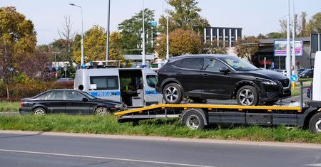 Z prawego pasa skręcił na rondzie w lewo, doprowadził do kolizji z nissanem [ZDJĘCIA]