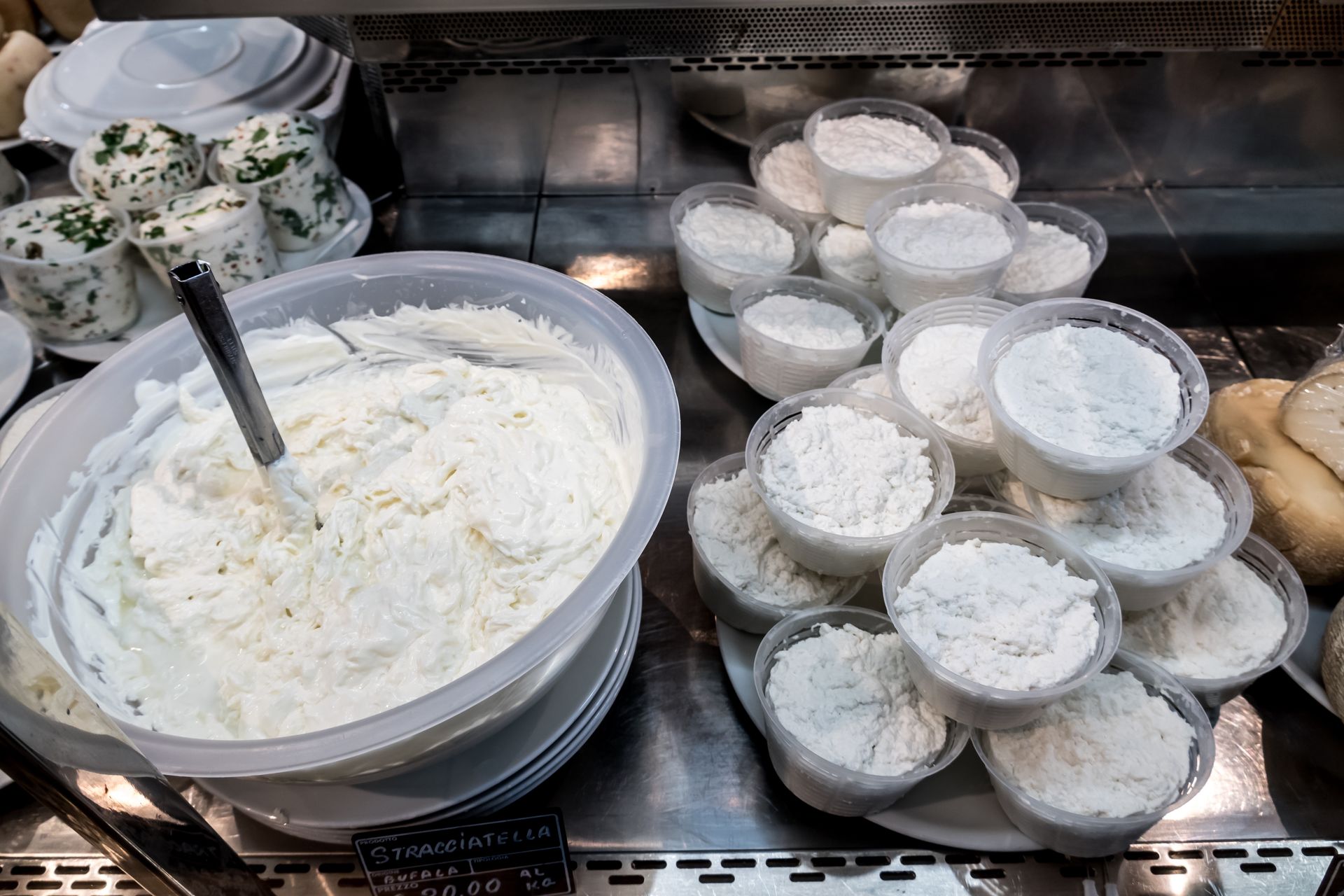 Ten włoski ser jest delikatniejszy niż mozzarella. Najlepiej smakuje z pomidorami i oliwą
