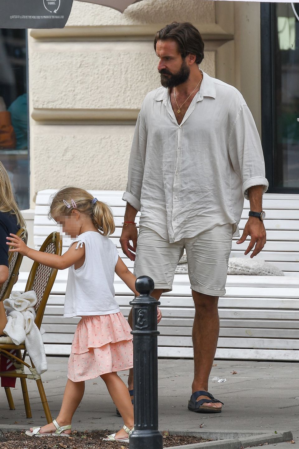 Piotr Stramowski z partnerką i córką w restauracji