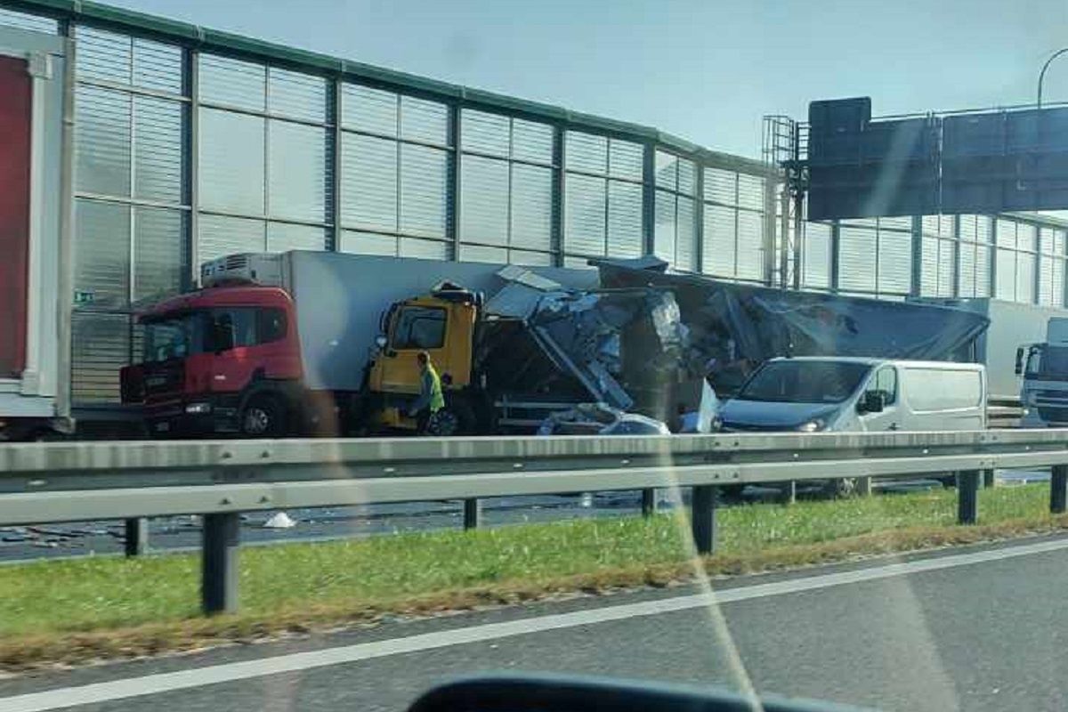 Zderzenie dwóch samochodów ciężarowych na obwodnicy Lublina S17 przed węzłem Lublin Rudnik