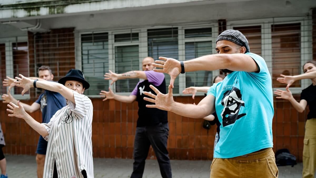 Ludzie tańczą robot dance