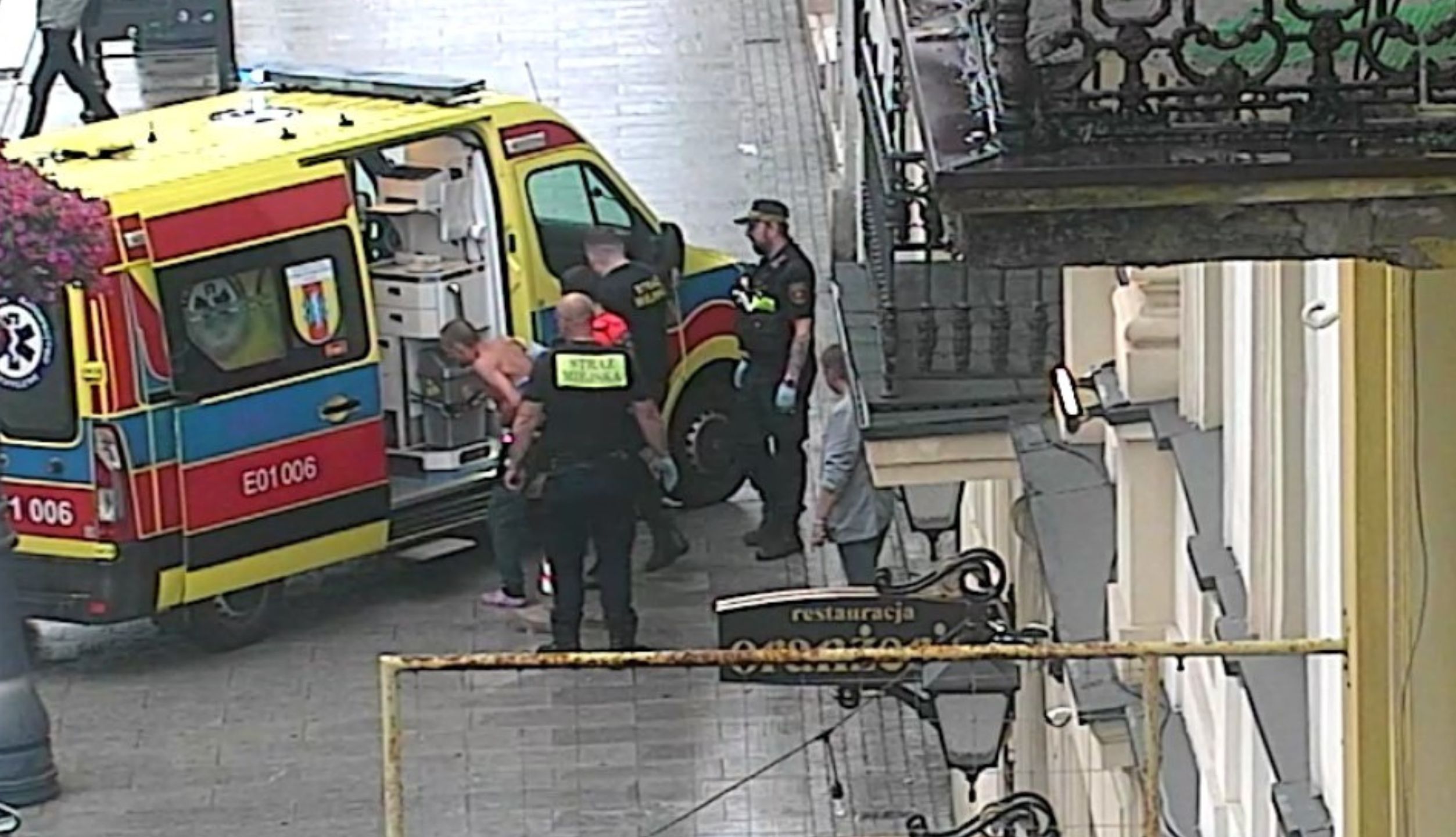 Zakrwawiony mężczyzna biegał po ulicy Piotrkowskiej w Łodzi.