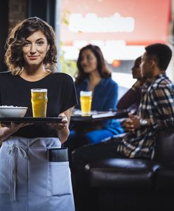 Największy błąd przy dawaniu napiwków. To jak policzek dla kelnera