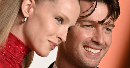 Nagi Patrick Schwarzenegger skrywa męskość za bukietem kwiatów u boku narzeczonej. Ciekawy sposób na promocję?