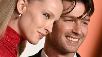 Nagi Patrick Schwarzenegger skrywa męskość za bukietem kwiatów u boku narzeczonej. Ciekawy sposób na promocję?