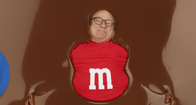Danny DeVito pływa w czekoladzie w reklamie M&M's na Super Bowl (wideo)