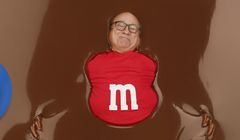 Danny DeVito pływa w czekoladzie w reklamie M&M's na Super Bowl (wideo)