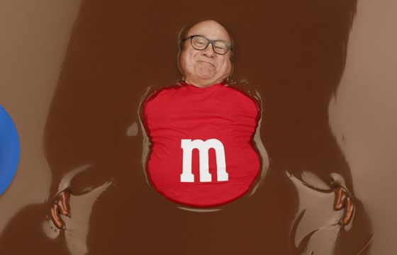 Danny DeVito pływa w czekoladzie w reklamie M&M's na Super Bowl (wideo)