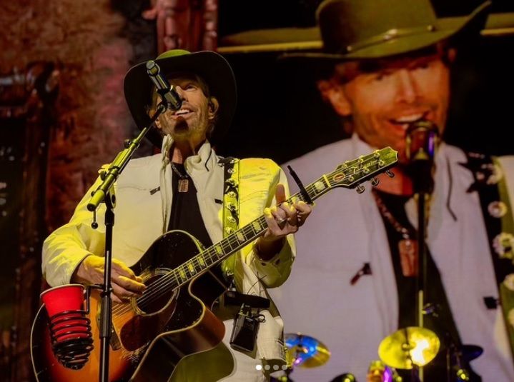 Toby Keith od dwóch lata walczył z rakiem. KIedy tylko czuł się lepiej wracał na scenę