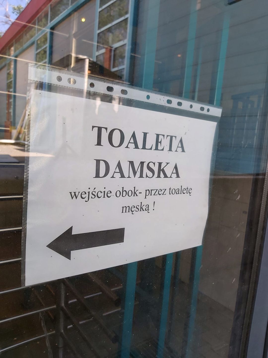 Wejście do damskiej toalety zostało przeniesione z powodu remontu