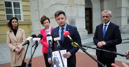 Ministrowie z rządu PiS bronią Łukasza Szumowskiego. Uderzają w Rafała Trzaskowskiego