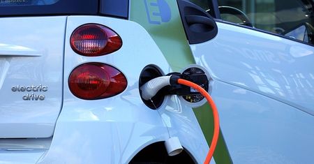 „Elektryki” wygrywają ze „spalinowcami” w Norwegii