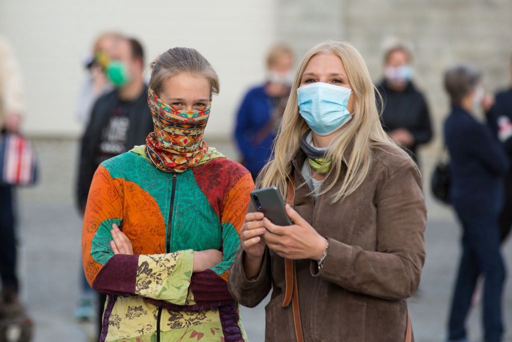 Wirusolog: Zniesienie obowiązku noszenia maseczek nie wpłynie na rozwój epidemii