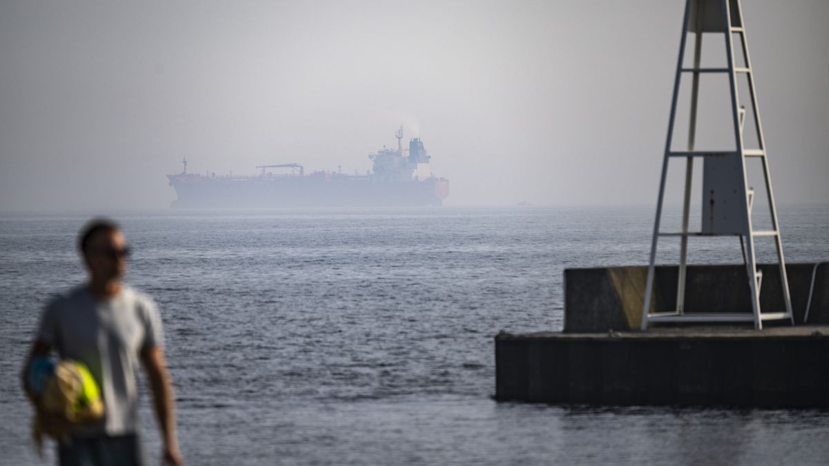 A man walks backdropped by the ship Jin Hui, which was boarded by the Swedish Coast Guard, in the haze outside Trelleborg, Sweden, 03 May 20226. This is the fifth time the Swedish Coast Guard has boarded a ship off the coast of Skane, southern Sweden in 2026. The vessel Jin Hui is a chemical/oil tanker sailing under the flag of Syria. The Swedish Coast Guard had seized the Jin Hui, believed to be part of Russia's shadow fleet. EPA/Johan Nilsson SWEDEN OUT Dostawca: PAP/EPA.