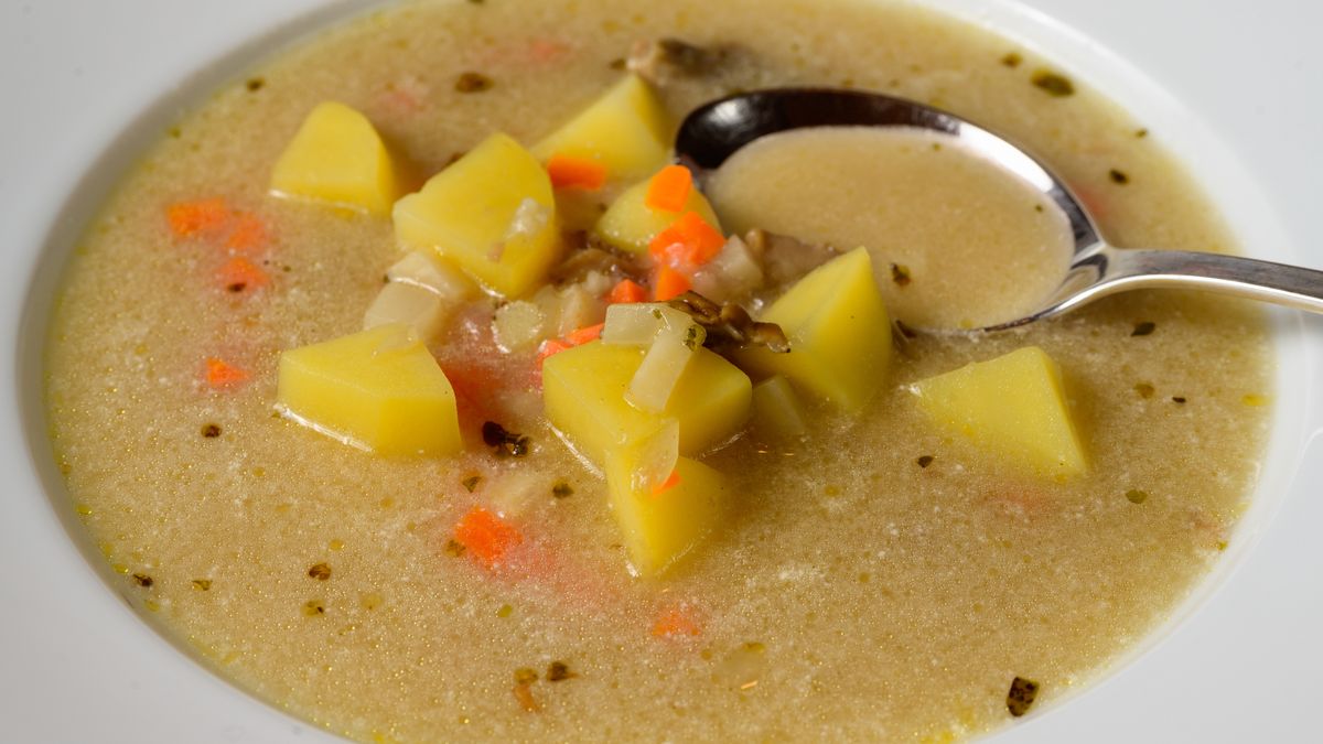 Zupa wiedeńska z ziemniakami i kaszą manną