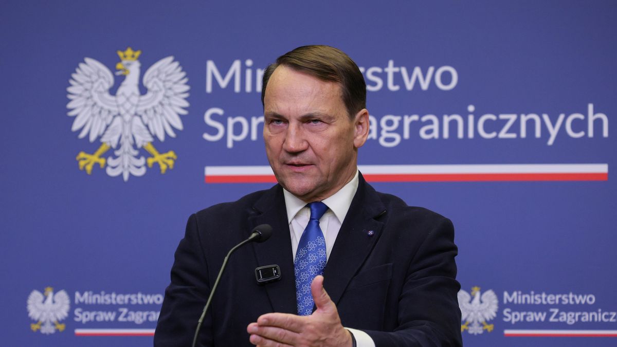 Warszawa, 17.11.2025. Wicepremier, minister spraw zagranicznych RP Radosław Sikorski podczas wspólnej konferencji prasowej z minister spraw zagranicznych Szwecji Marią Malmer Stenergard, po spotkaniu w siedzibie MSZ w Warszawie, 17 bm. (aldg) PAP/Paweł Supernak