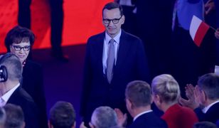 Morawiecki wyszedł na mównicę. Pokazał teczkę