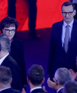 Morawiecki wyszedł na mównicę. Pokazał teczkę