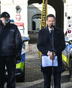 Trzaskowski przekazał sprzęt. W sieci wybuchła burza