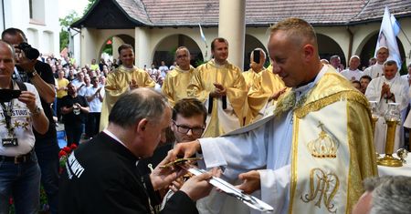Biskup został Wojownikiem Maryi. Mówił o "lalusiach"