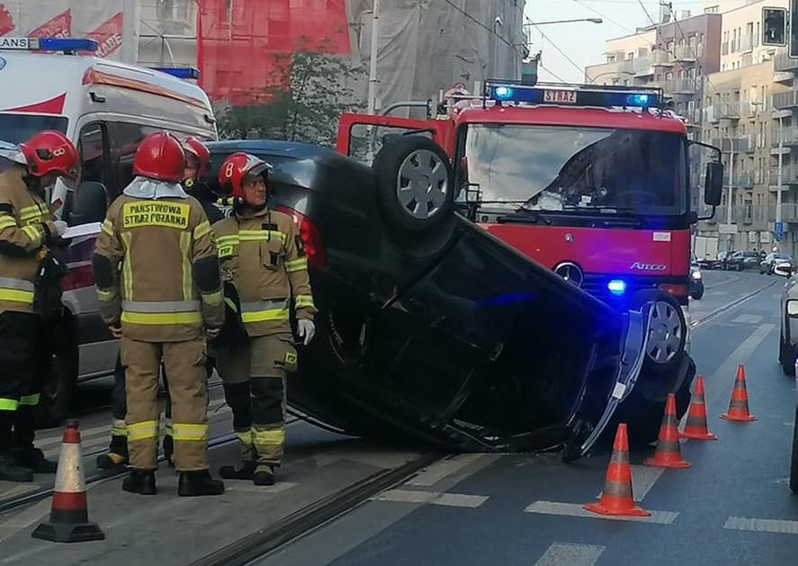 Wrocław. Wypadek na Jedności Narodowej. Skoda dachowała