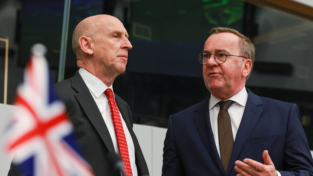 Ukraine Defence Contact Group meeting at NATO headquarters in Brussels
epa12024294 British Secretary of State for Defense John Healey (L) and outgoing German Defense Minister Boris Pistorius chat ahead of a meeting of the Ukraine Defense Contact Group at NATO Headquarters in Brussels, Belgium, 11 April 2025.  EPA/OLIVIER HOSLET 
Dostawca: PAP/EPA.
OLIVIER HOSLET
people, politics, nato, diplomacy, defense