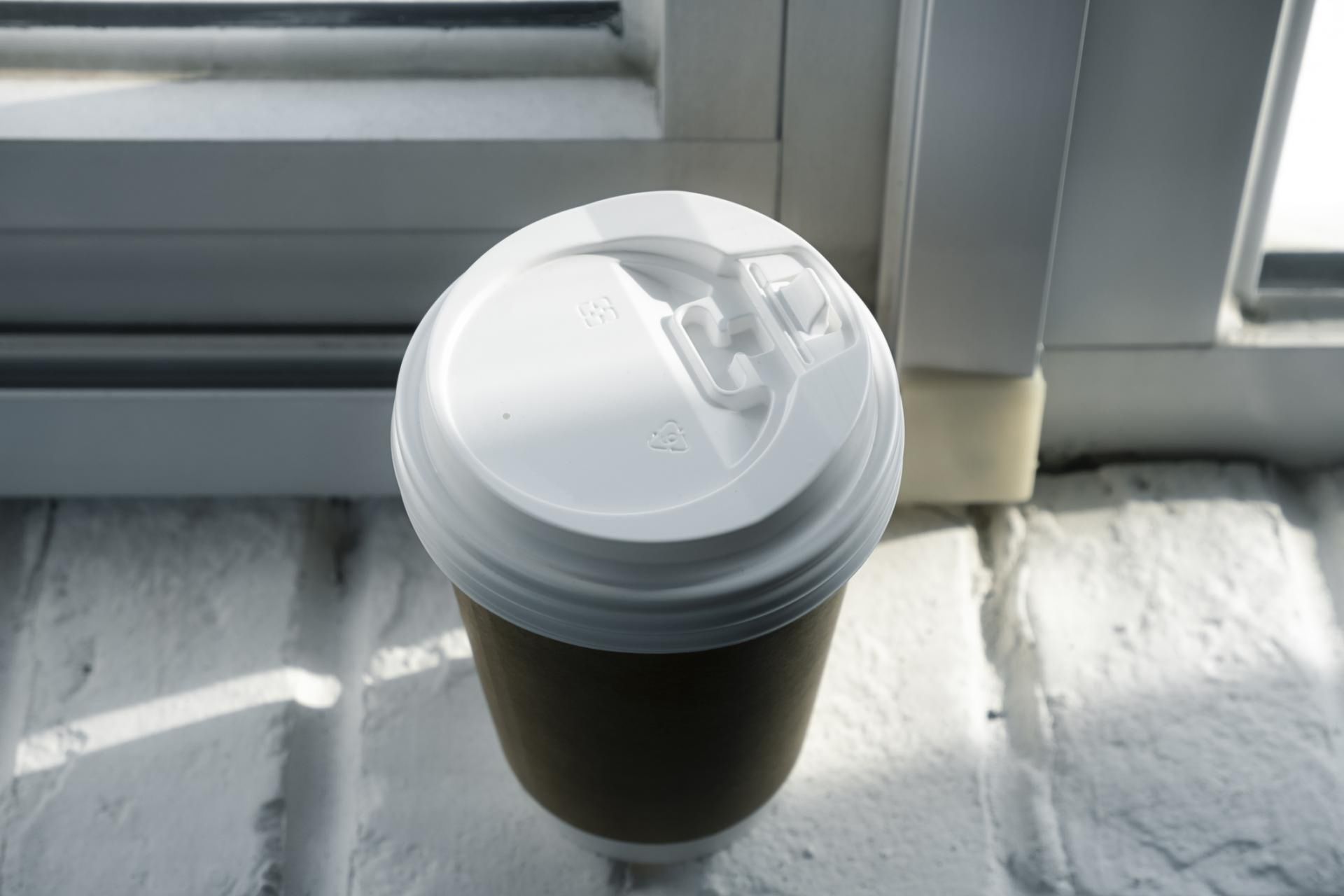 Plastikowe kubki mogą wydzielać duże ilości mikroplastiku