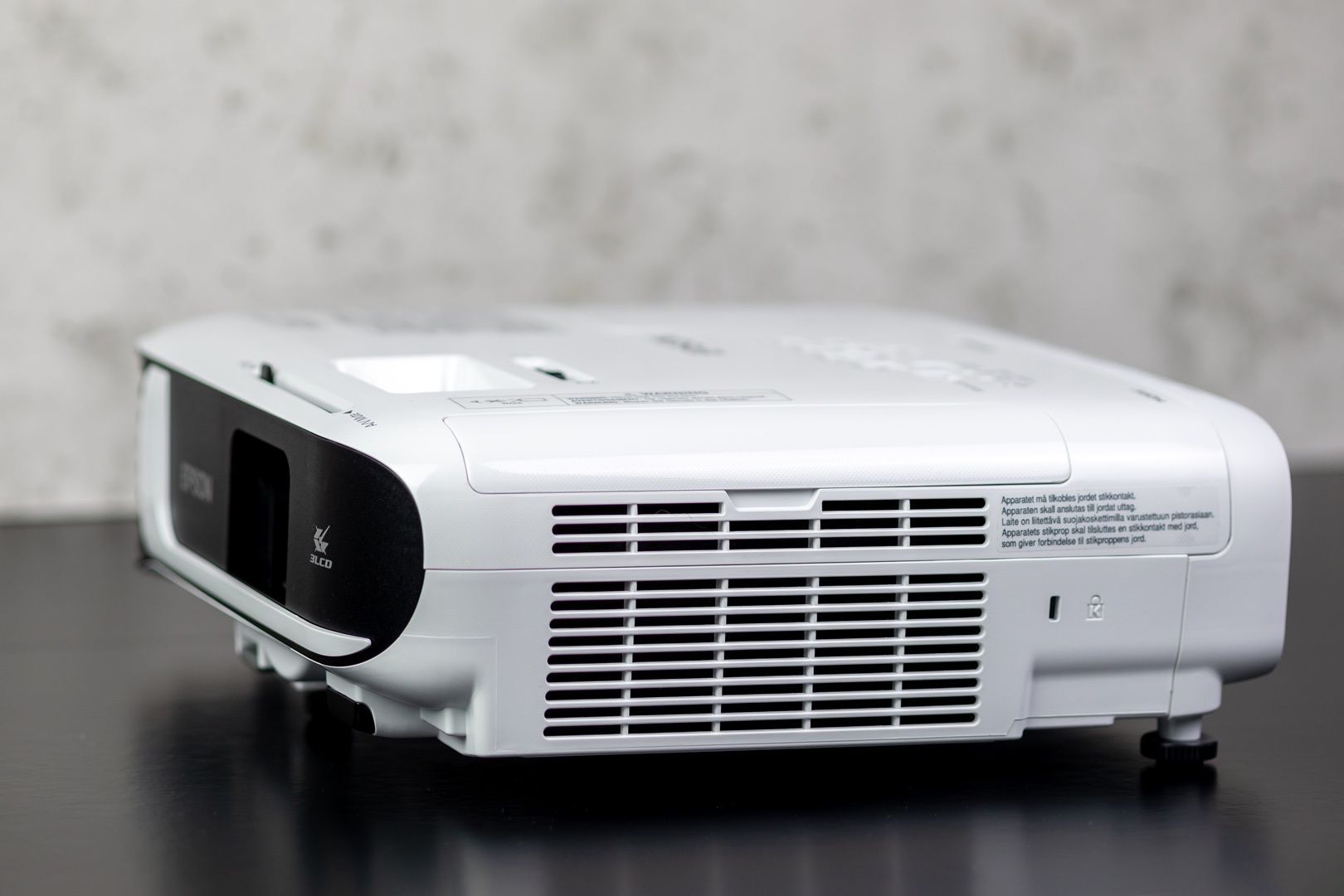 Epson EB-FH52 widok bok