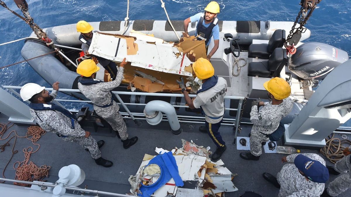 A handout photo made available by the Pakistan Airports Authority (PAA) shows debris of a K2 Airways Boeing 737 cargo aircraft after it was recovered from the Arabian Sea, south of Ormara, Balochistan, Pakistan, 08 July 2026. The wreckage of a K2 Airways Boeing 737 cargo aircraft was recovered 53 nautical miles south of Ormara after it disappeared over the Arabian Sea during a flight from Sharjah to Karachi, Pakistan. Search operations continue as authorities seek the missing crew members following the reported navigation failure. EPA/PAKISTAN AIRPORTS AUTHORITY / HANDOUT HANDOUT EDITORIAL USE ONLY/NO SALES Dostawca: PAP/EPA.