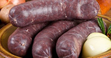 Taka kaszanka na grillu nie popęka. Wygląda apetycznie, a smakuje jeszcze lepiej