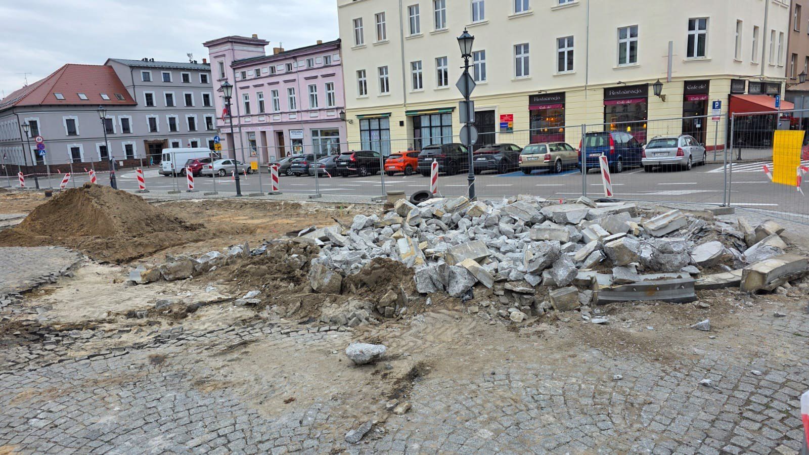 Modernizacja Placu 20 Października w Śremie. Sprawdzamy, jak długo potrwają prace w tym miejscu [zdjęcia]
