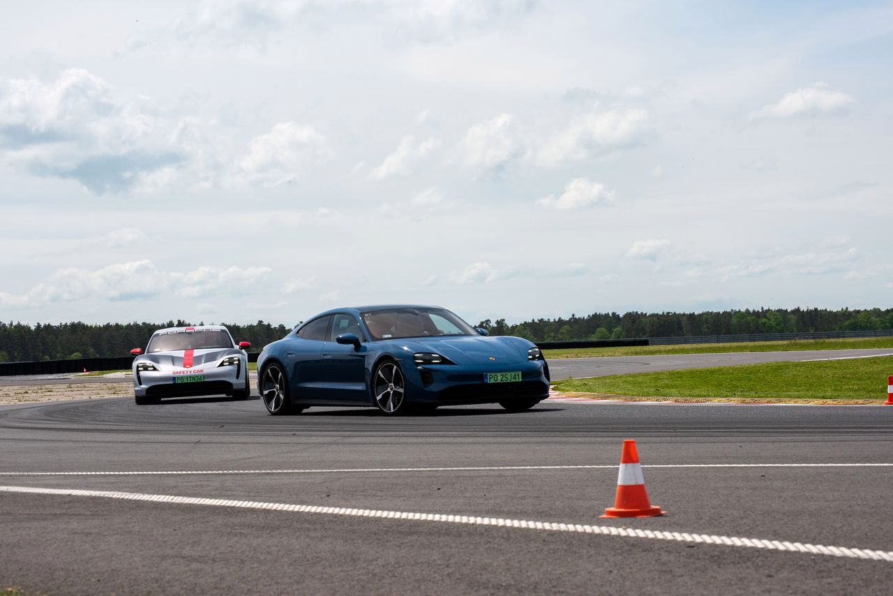 Bazowy Taycan w oklejeniu Safety Car wygląda obłędnie. Szkoda, że na torze nie dorównuje mocniejszym braciom