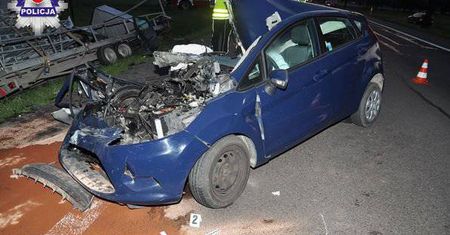 Przyczepa odczepiła się od Mercedesa. Uderzyła w nadjeżdżającego Forda