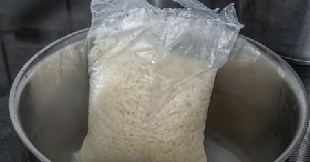 Gotowanie ryżu w torebce niesie ze sobą konsekwencje. Zastanów się, nim następny raz to zrobisz