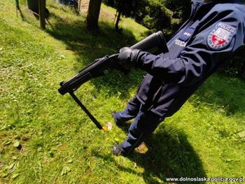 54-latek strzelał z wiatrówki do policjantów. Zabarykadował się w domu i groził im piłą łańcuchową