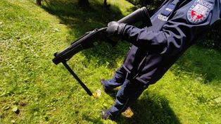 54-latek strzelał z wiatrówki do policjantów. Zabarykadował się w domu i groził im piłą łańcuchową