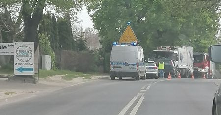 Zjechał na przeciwległy pas i zderzył się czołowo ze śmieciarką. Życia 84-latka nie udało się uratować