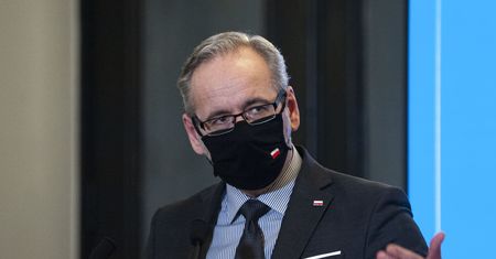 Najsłabiej wyszczepiona gmina. Krzyki na konferencji Niedzielskiego